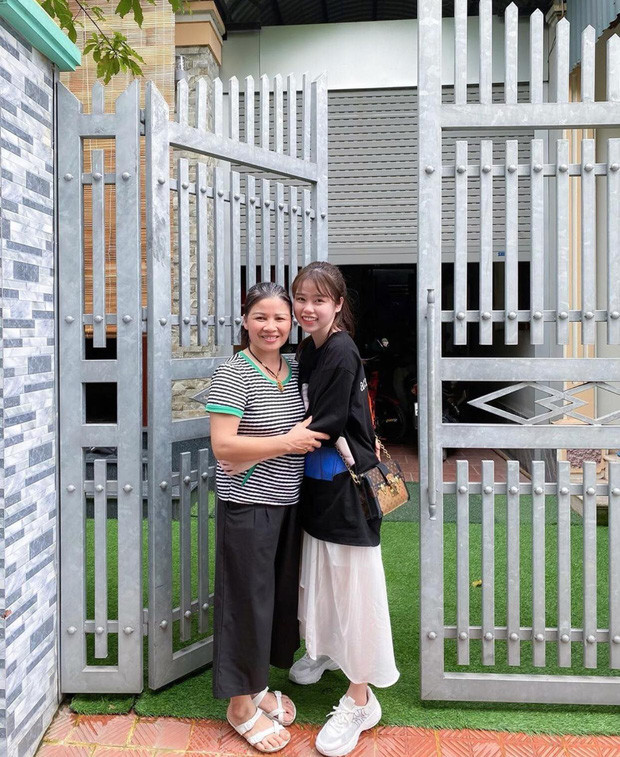 Công khai hẹn hò chưa được bao lâu, Quang Hải đã đưa bạn gái về ra mắt gia đình. Bức ảnh vui vẻ ôm mẹ của bạn trai được chính Huỳnh Anh đăng tải trên trang cá nhân.