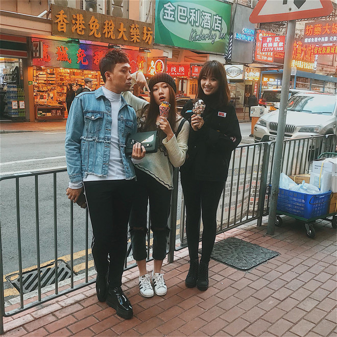 Khác với chị gái Huỳnh Mi, Huỳnh Ân hay được anh trai Trấn Thành cho "lên sóng". Cô cũng có mối quan hệ rất thân thiết với chị dâu Hari Won, thường xuyên tham gia các chuyến du lịch của anh chị và bạn bè.