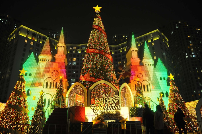 Khỏi phải bàn, Royal City là nơi trang hoàng Noel lộng lẫy và hoành tráng nhất Hà Nội. Thế nhưng không dễ để có được một tấm ảnh đẹp bởi đây là một trung tâm thương mại đông đúc bậc nhất Hà Nội.