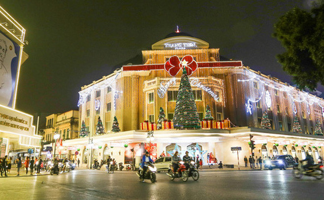 Nằm ngay giữa trung tâm, Tràng Tiền Plaza là một trong những toà nhà được trang trí lộng lẫy nhất trong khu vực Hồ Hoàn Kiếm. Cũng giống như các trung tâm thương mại khác, nơi đây đông đúc bất kể thời điểm nào trong năm bởi rất nhiều cặp đôi chọn Tràng Tiền là nơi chụp ảnh cưới.