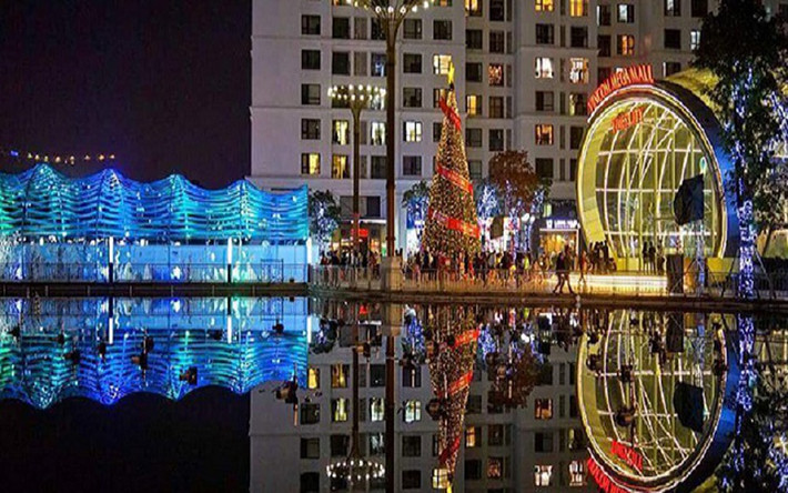 Times City cũng là nơi trang hoàng cực lộng lẫy mỗi dịp Noel. Gần trung tâm lại rộng rãi, có những góc chụp siêu ảo, đây chính là địa điểm thuận tiện nhất cho những nàng thích hình hình phong cách lấp lánh, sáng rực đêm Giáng sinh.