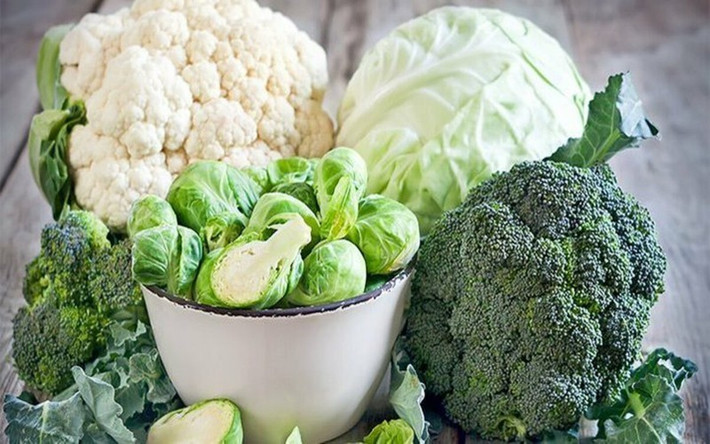 Các loại rau thuộc họ cải và rau xanh: Các loại rau họ cải và rau xanh như bông cải xanh, cải bắp, súp lơ, su hào, củ cải, rau bina... có nhiều carotenoid, vitamin C, vitamin E, protein, chất xơ và nhiều loại các khoáng chất khác giúp phòng chống ung thư, hỗ trợ sức khỏe tim mạch, bảo vệ gan, chống viêm, kháng vi-rút, thúc đẩy bài tiết độc t ố...