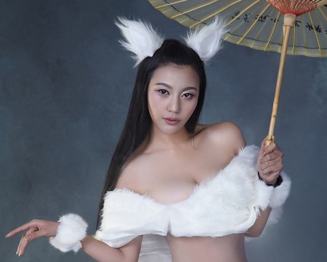 Dịp 31/10, người mẫu Tô Tử Linh đăng tải bộ ảnh cô hoá thân thành hồ ly khiến dân mạng "phát khiếp". Trong ảnh, cô nàng diện trang phục hở hang, gần như khoe trọn vòng 1 ngoại cỡ.