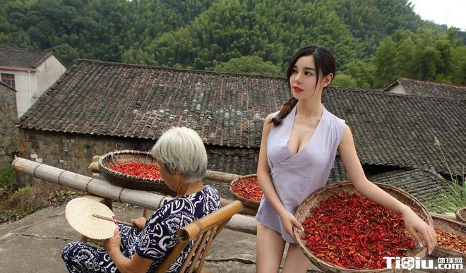 Thẩm Giai Hy cũng là một hot girl có tiếng tại đất nước triệu dân vì chuyên thực hiện những bộ ảnh khoe thân. Không chỉ diện trang phục nhỏ xíu gần như khoe toàn bộ đường cong cơ thể, cô nàng còn tạo dáng vô cùng phản cảm.