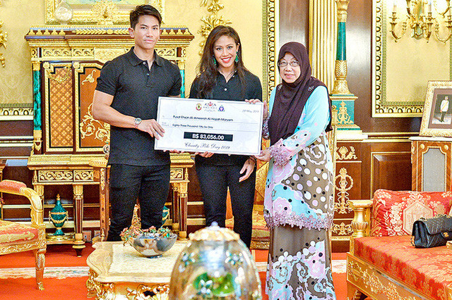 Azemah Nimatul Bolkiah (SN 1984) là chị ruột của hoàng tử hot nhất Châu Á, Abdul Mateen (SN 1991). Chị em hoàng tộc này từng cùng giành huy chương vàng môn polo tại kỳ SEA Games 29.