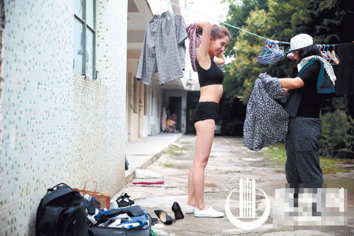 Đôi khi tại những triển lãm ô tô, những mẫu nữ sẽ bị cười cợt, thậm chí bị chụp những bức ảnh ở góc độ rất khiếm nhã, tuy khó chịu vì cảm thấy bị xúc phạm nhưng họ vẫn phải tươi cười như không, Mã San chia sẻ thêm. Trong ảnh là cô đang chuẩn bị cho một buổi chụp hình thời trang.