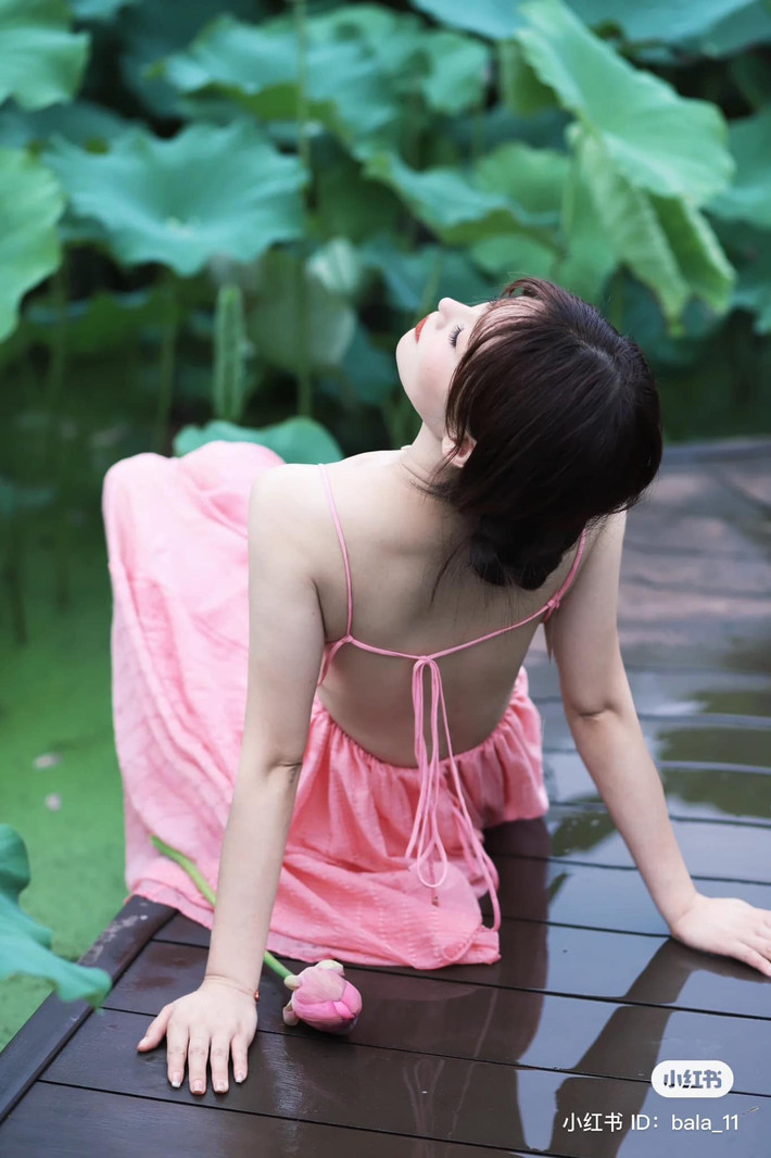 Cùng với chiếc váy màu hồng tựa như những cánh sen, bộ ảnh này khiến nhiều người không khỏi xuýt xoa.