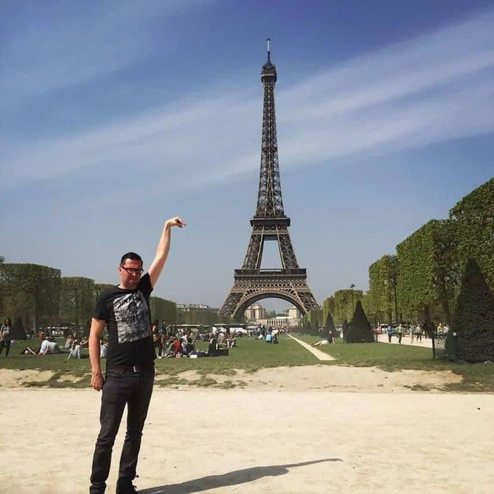 Một anh chàng đã có tấm ảnh check-in với tháp Eiffel trong chuyến du lịch của mình. Thế nhưng anh chưa thực sự ưng ý với tấm ảnh đó. Có vẻ như người chụp đã không hiểu ý đồ của anh chàng muốn căn góc sao cho ngón tay mình chạm đỉnh tháp. Vậy nên anh đã đăng tấm ảnh này lên 1 diễn đàn về ảnh và nhờ mọi người photoshop hộ.