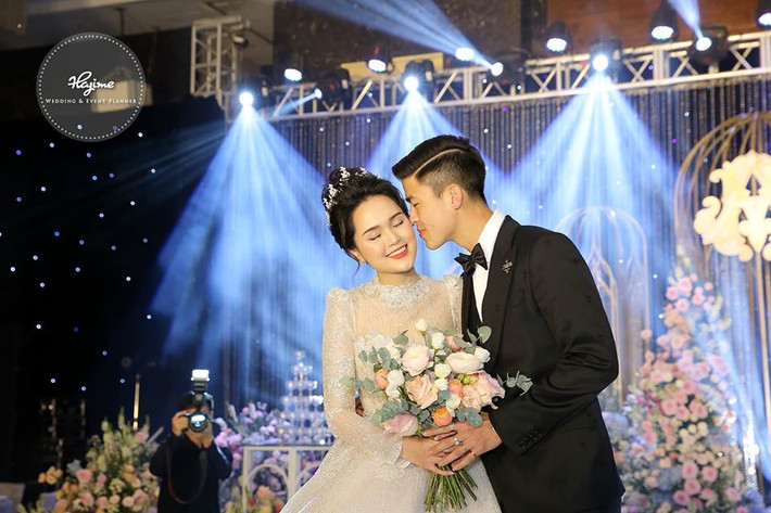 Thời gian gần đây, tin đồn Duy Mạnh "đi đường quyền" với Quỳnh Anh ngay trung tâm thương mại xuất hiện trên mạng xã hội khiến cộng đồng mạng xôn xao. Bởi lẽ cặp đôi vốn được mệnh danh là có tình yêu đẹp nhất làng bóng đá Việt Nam.