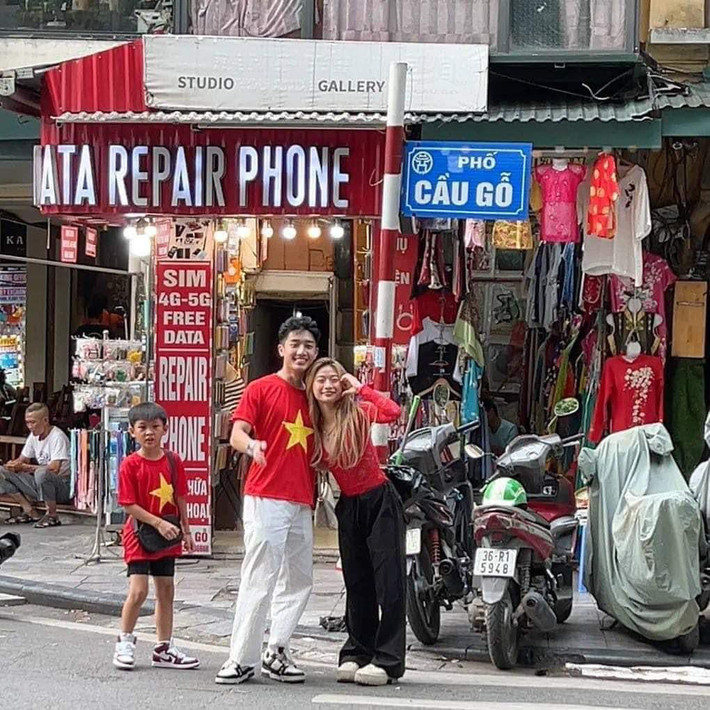 Mới đây, trên MXH lan truyền những hình ảnh ngoài đời của Phạm Như Phương và bạn trai khi cả hai đang tạo dáng chụp ảnh trên một con phố ở Hà Nội.
