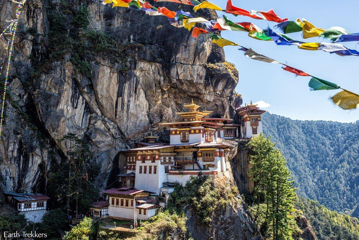 7. Tu viện Taktsang Palphug, Bhutan: Được biết đến rộng rãi với tên gọi Tiger Nest, quần thể Taktsang Palphug tọa lạc cheo leo bên vách đá cao 3.120 m so với mực nước biển ở thung lũng Paro, Bhutan. Ảnh: Earth Trekkers.