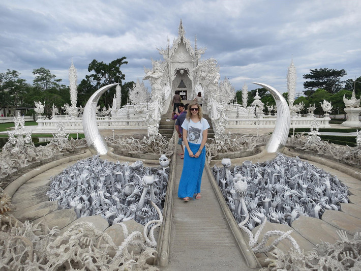 Sở hữu nhiều nét độc đáo và huyền bí, kiến trúc của đền Wat Rong Khun còn mang nhiều ý nghĩa sâu xa về sự luân hồi. Biểu trưng cho "cõi cực lạc", gian chính của ngôi đền được nối bởi một cây cầu bắc qua hồ nước nhỏ với hàng trăm bàn tay vươn ra. Những bàn tay đại diện cho quan niệm "tham sân si" luôn níu kéo con người đến với bến bờ hạnh phúc. Ảnh: Kiran and Maddie.
