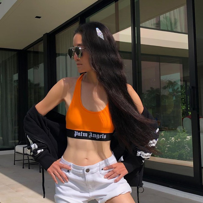 Ở tuổi 70, nhà thiết kế Vera Wang vẫn tự tin mặc áo bra, quần short khoe cơ bụng săn chắc. Mái tóc dài đen nhánh và làn da mịn màng không tì vết bất chấp sự khắc nghiệt của thời gian.