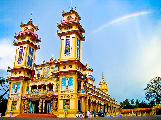 Toàn bộ tòa thánh được xây bằng bê tông cốt tre, lấy hình tượng Long Mã bái sư nhìn về phía Tây làm chính. Tòa thành được sơn rực rỡ với tông vàng - đỏ cực bắt mắt, đảm bảo lên ảnh sẽ nổi bần bật.