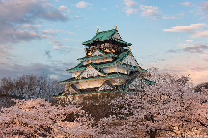Lâu đài Osaka vừa là biểu tượng của thành phố, vừa là niềm tự hào về tinh hoa kiến trúc và văn hóa của người Nhật. Lâu đài gồm 8 tầng, riêng tầng 8 được thiết kế như một đài quan sát ngắm cảnh, mái ngói của 8 tầng lầu được thiết kế theo phong cách truyền thống Nhật Bản và tất cả đều được mạ vàng ròng.