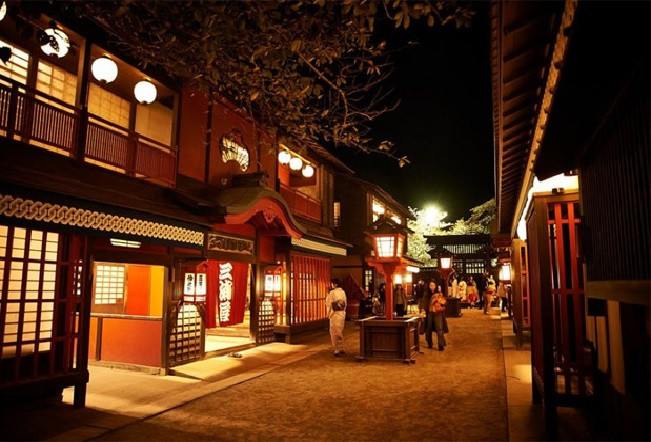 Khu phố cổ Gion xuất hiện trên rất nhiều tấm ảnh đẹp về phong cảnh Nhật Bản với những ngôi nhà gỗ Machiya truyền thống, đường lát gạch đỏ và Geisha qua lại trên phố.