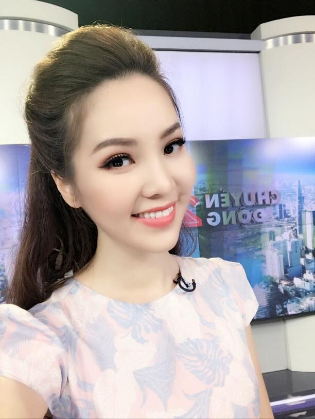 Trước khi về với "Chuyển động 24H", nữ MC đài VTV từng dẫn dắt một số chương trình như "Chìa khóa thành công", "Bản tin tài chính kinh doanh"...