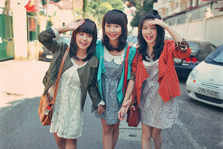 Thời điểm đó, fanpage chuyên đăng tải hình ảnh của 3 hot girl xinh xắn gồm: Mẫn Tiên, Quỳnh Anh Shyn và An Japan (cùng sinh năm 1996)