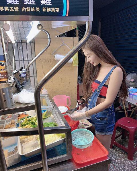 Mới đây, trên mạng xã hội Đài Loan, một bức ảnh chụp lén chủ quán ăn đêm đang cặm cụi làm đồ cho khách thu hút sự chú ý đặc biệt của cộng đồng mạng.