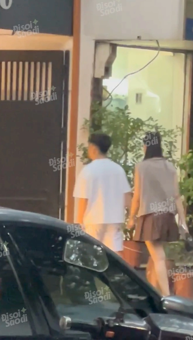 Cả hai được nhìn thấy bước ra cùng xe ô tô, nắm tay vào một nhà hàng Nhật Bản tại Hà Nội. Nhìn từ xa, cô nàng sánh đôi với Hoài Nam có vóc dáng cao ráo, thon thả. Ảnh: Kênh 14.