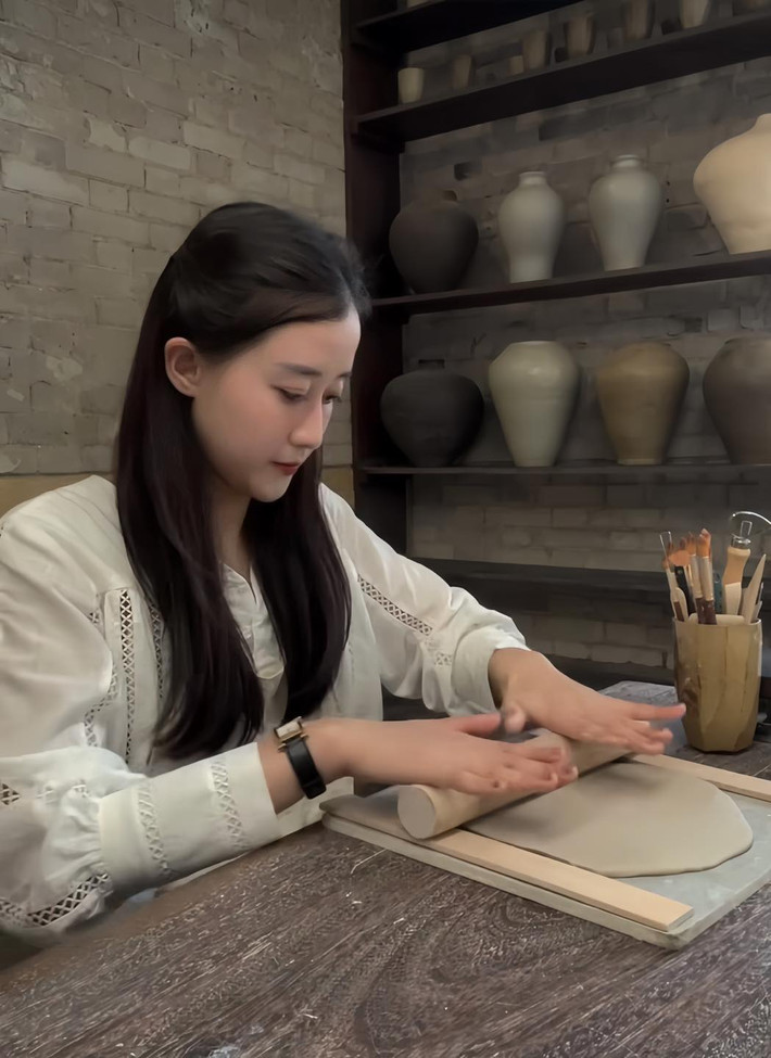 Dù không lộ diện cạnh nhau nhưng bối cảnh đến chiếc cốc đều giống hệt nhau.