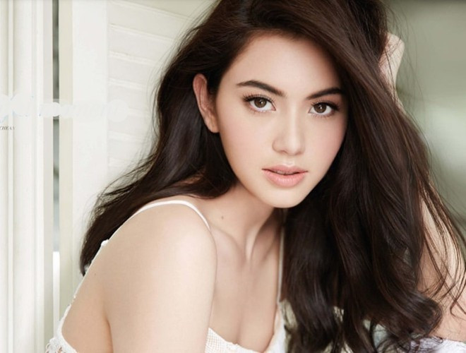 Mai Davika tên thật là Davika Hoorne. Người đẹp sinh năm 1992 bước chân vào làng giải trí từ năm 14 tuổi qua các hoạt động chụp ảnh tạp chí, trình diễn thời trang