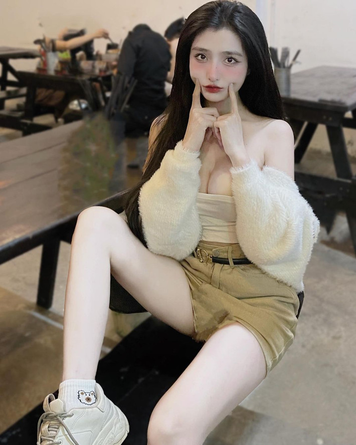 Trái ngược với gương mặt ngây thơ, cô gái Đắk Nông sở hữu vóc dáng bốc lửa với đường cong nõn nà.
