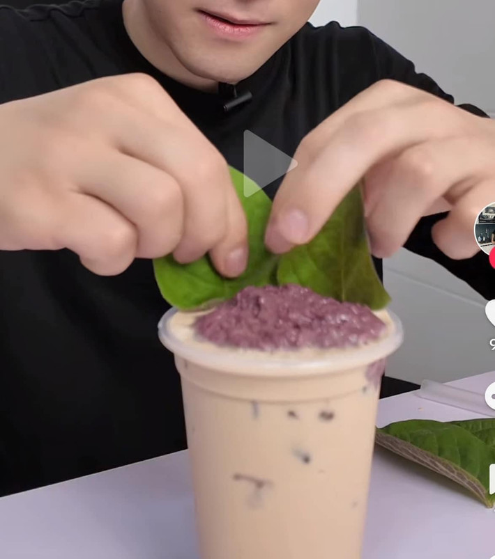Một tài khoản Tiktok đăng tải cảnh bỏ mắm tôm vào trà sữa và review thử nhận được rất nhiều lượt tương tác.