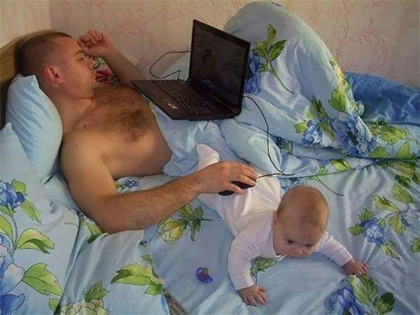 Khi đàn ông trông trẻ đúng là có bao tình huống dở khóc dở cười. Không khéo léo như phụ nữ, những ông bố luôn có những cách riêng khiến các bà mẹ phát bực khi nhìn thấy.