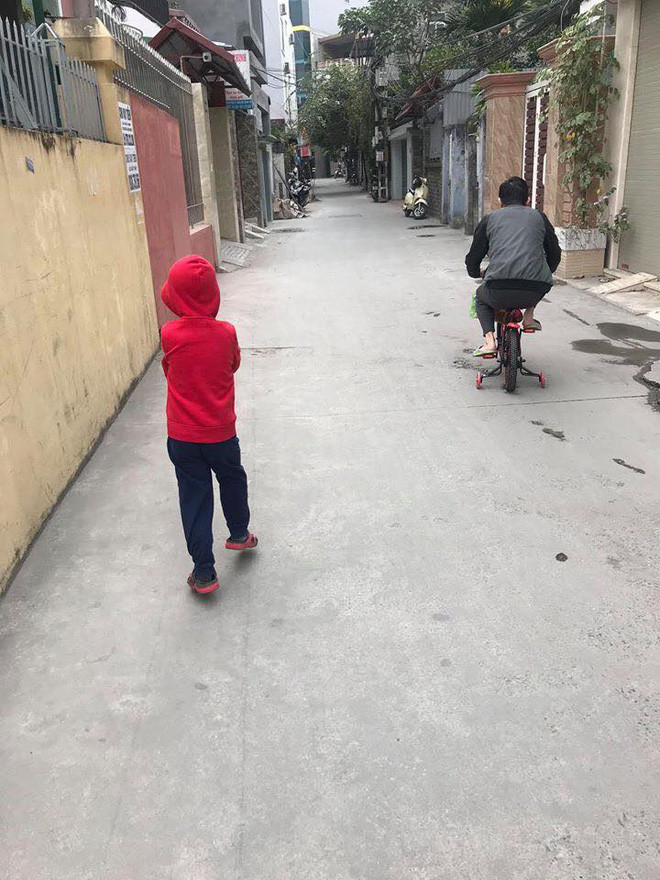 Mới đây, trên mạng xã hội xuất hiện hình ảnh một ông bố trông con theo cách vô cùng bá đạo khiến người nhìn vừa buồn cười vừa thấy thương. Cụ thể, thay vì để con đi xe đạp còn bản thân lững thững theo sau như bình thường thì ông bố hồn nhiên ngồi đạp xe.