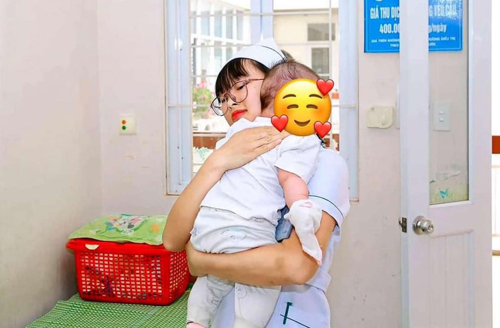 Được biết, nữ điều dưỡng trên là Nguyễn Thị Thảo (34 tuổi), hiện làm việc ở Khoa Hô hấp, BV Trẻ em Hải Phòng.