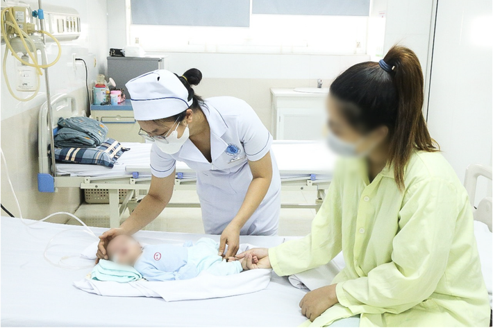 Sau khi sức khỏe em bé đã ổn định hơn, chị Thảo mới có điều kiện xuống thăm em bé mình từng cấp cứu đang được điều trị tại Bệnh viện Trẻ em Hải Phòng.