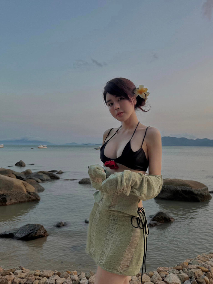 Người đẹp lựa chọn mẫu bikini xẻ bạo, phô diễn triệt để lợi thế đường cong, đặc biệt vòng 1 nhức nhối.