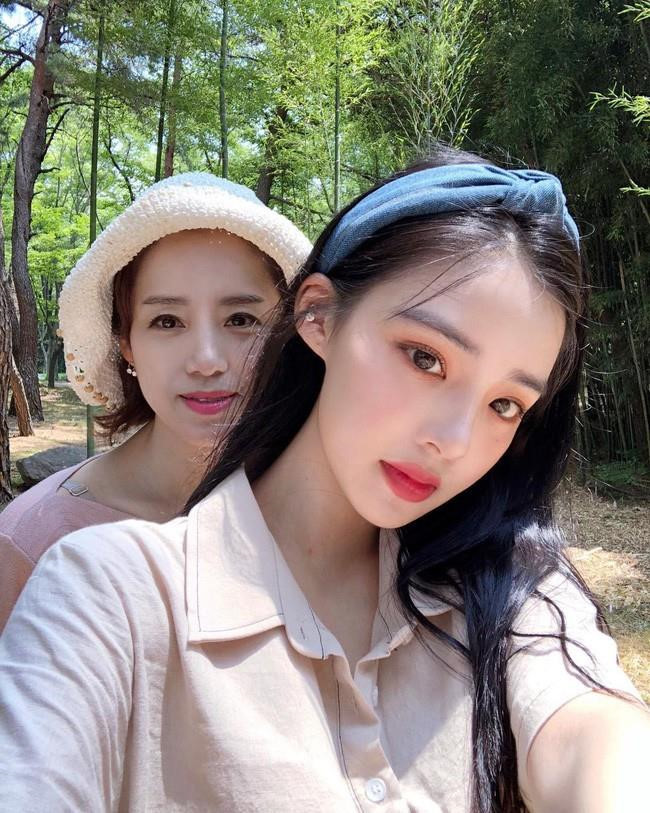 Mặc dù đã ở lớn tuổi nhưng mẹ của Han Jeong Joo có làn da trắng hồng, căng bóng, rất ít nếp nhăn. Bên cạnh đó, gu thời trang thanh lịch cũng khiến bà mẹ U50 trông trẻ trung hơn rất nhiều.
