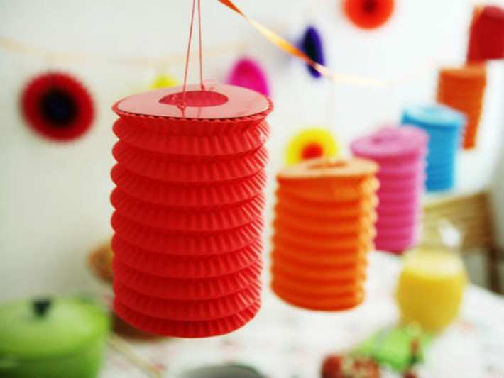 Đèn lồng xếp giấy là một trong số ít đồ chơi Trung thu truyền thống của Việt Nam còn được lưu giữ. Ảnh: thitruongsi.com