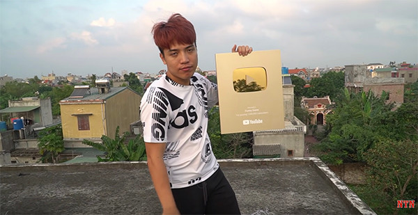 Trong video, NTN cũng tự nhận là youtuber sở hữu nhiều nút play vàng nhất Việt Nam. "Nói thế thôi chứ không lại bảo ông này khoe khoang thì chết. Thế nào cũng bị nói được" - anh chàng chia sẻ. Có lẽ vì quá nhiều nút play vàng nên youtuber này không tiếc để phục vụ cho thói "chơi ngu" của mình.