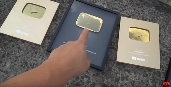 Mới đây, NTN lại tiếp tục "chơi ngu" khi làm video thả nút play vàng từ trên cao xuống sân. Youtuber Việt Nam thừa nhận lần trước thả dao xuống rất nguy hiểm nên lần này sẽ thả cái khác.