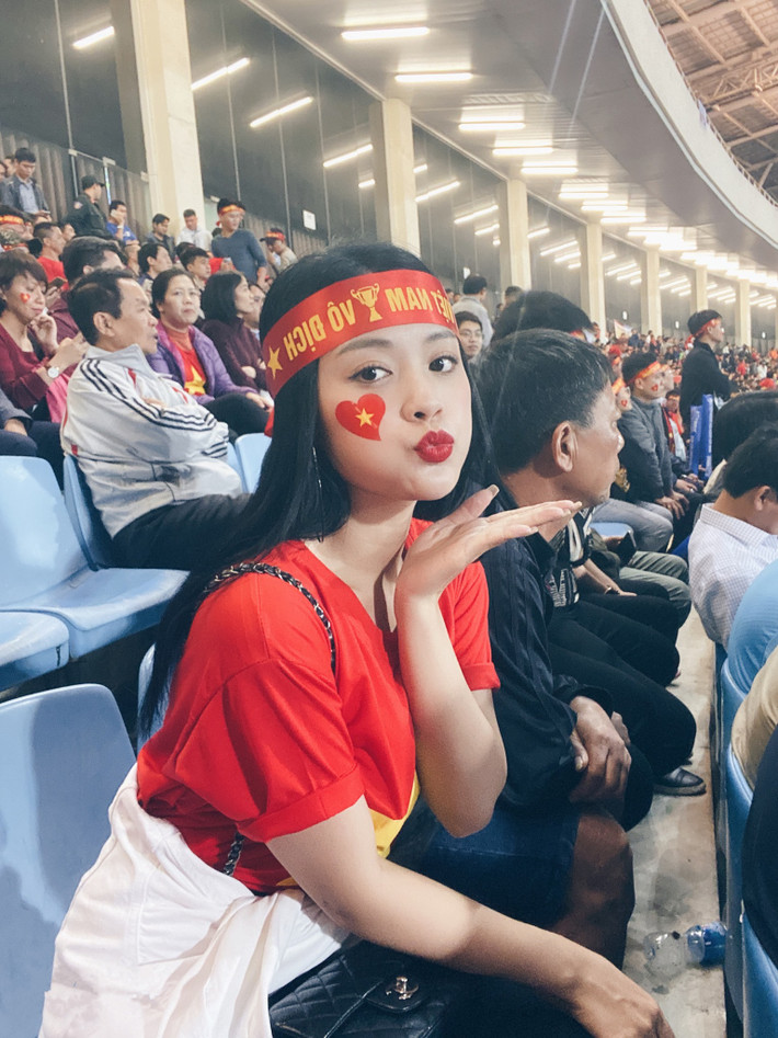 Không phải khoảnh khắc được cameraman ghi lại như mọi khi, những hình ảnh cô gái xinh đẹp ngồi trên khán đài là do cô nàng tự chụp. Với vẻ ngoài xinh xắn, dịu dàng, ngay lập tức thông tin của cô nàng được tìm ra.