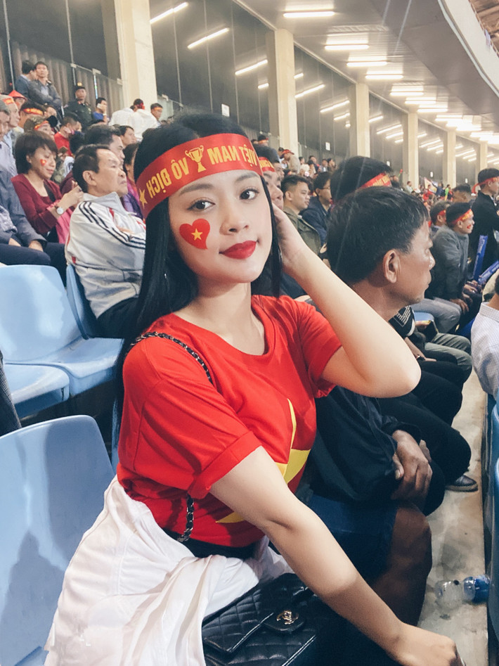 Sau khi trận Việt Nam và Thái Lan diễn ra tối 19/11 kết thúc, nhiều fanpage trên mạng xã hội cùng đăng tải hình ảnh một nữ CĐV xinh đẹp ngồi trên khán đài theo dõi trận đấu.