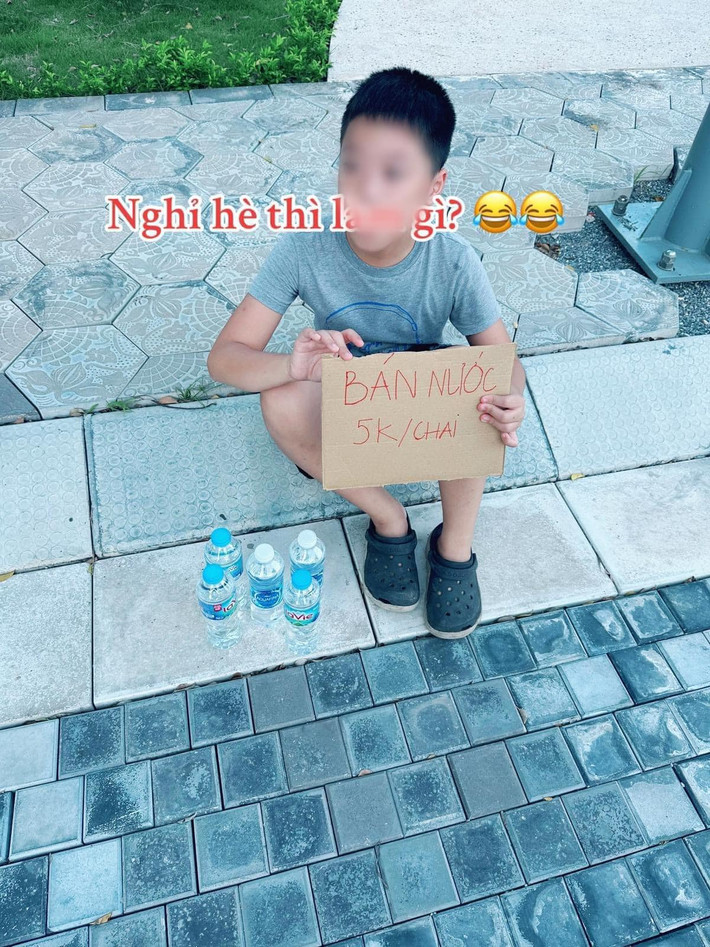 Cậu con trai học tiểu học bước vào kì nghỉ hè, thay vì đi chơi cùng các bạn, làm bài tập, cậu bé bị thu hút bởi những trò chơi điện tử trên điện thoại, cũng như những nội dung trên ipad. Chính vậy, bà mẹ đã nghĩ ra biện pháp giúp con trai vừa "cai nghiện", vừa hiểu được cuộc sống hơn. Khi câu chuyện này được chia sẻ trên một diễn đàn nuôi dạy con đã thu hút rất nhiều lượt chia sẻ, tương tác.