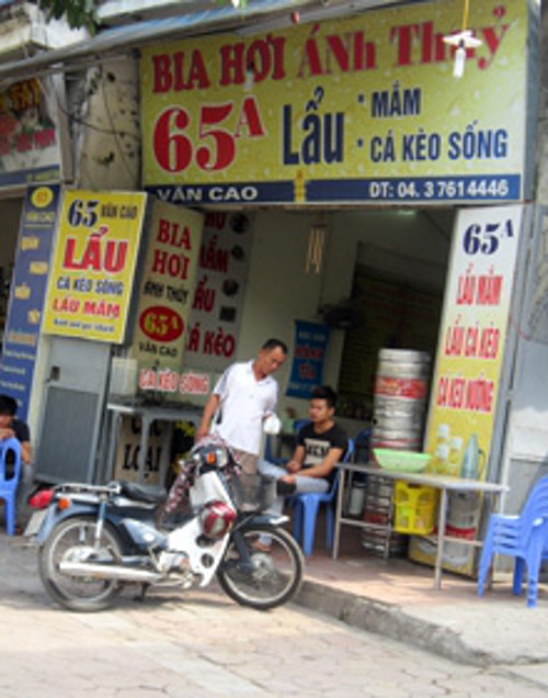 65 Văn Cao. Chủ quán này là người miền Nam, nên hương vị lẩu cá kèo tại đây được nhiều khách đánh giá là rất đặc trưng Nam bộ. Ngoài vị chua chua, ngọt ngọt còn có vị chát chát thơm thơm của lá giang - thứ lá chỉ có ở vùng đất Nam bộ.