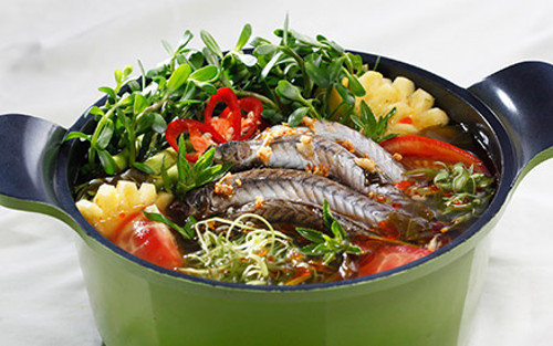 Rau dùng với lẩu cá kèo cũng hơi đặc biệt, chủ yếu là rau đắng và hoa chuối. Giá một nồi lẩu cá kèo hơi đắt, 350.000 đồng/nồi cho 2 người ăn.