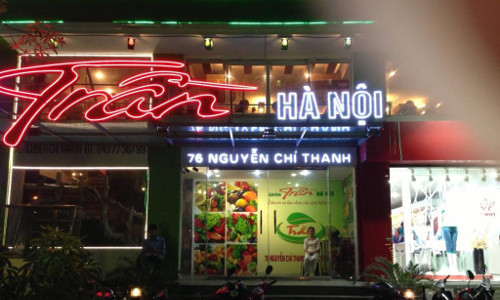 76 Nguyễn Chí Thanh. Nhà hàng Quán Trần được bài trí một cách đơn giản nhưng sạch sẽ thoáng mát. Món lẩu cá kèo ở đây do chính tay con người miền Tây Nam Bộ chế biến nên mang một phong cách đặc trưng không lẫn vào đâu được.