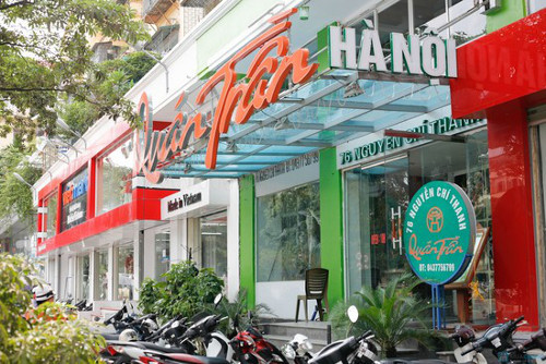 Những con cá kèo tươi roi rói, còn quẫy, được nhân viên nhà hàng khéo léo thả vào nồi nước lẩu nóng hổi ngay trước mặt khách.