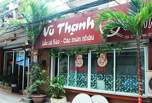 Số 112A I2, ngõ 3 phố Vũ Thạnh. Lẩu cá kèo là món ăn nổi bật nhất tại Vũ Thạnh Quán. Quán không quá nổi bật hay ồn ào như những nhà hàng khác mà nó mang phong cách đơn giản với các hoạ tiết trang trí nhẹ nhàng.