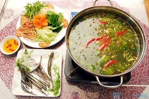 Quán mở cả ngày lẫn đêm nên phù hợp với mọi đối tượng. Ngoài ra, quán còn có mấy món ăn chơi như gỏi xoài tôm, ngó sen tôm thịt hay trứng vịt lộn rang me rất ngon.