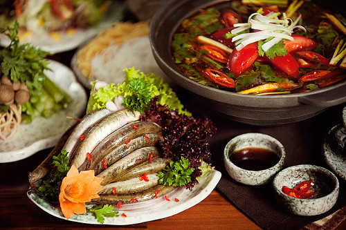371 Đê La Thành. Ưu điểm thu hút khách nhất của quàn này có lẽ là cá tươi, ngon, rau được mang ra từ miền Tây.