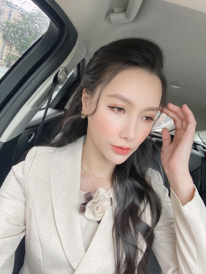 Minh Hà (sinh năm 1987) làm một nữ MC VTV có tiếng là sở hữu nhan sắc xinh đẹp, thần thái siêu sang chảnh khó ai bì kịp.