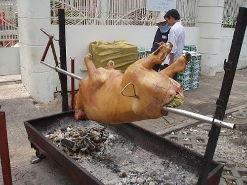 Bạn cũng dễ dàng lựa chọn cho mình nhiều món ăn hấp dẫn từ bê như: bê hấp, bê thui, bê bít tết, lẩu bê… Nước chấm đặc trưng riêng có tại nhà hàng cũng làm cho món bê trở nên thăng hoa.