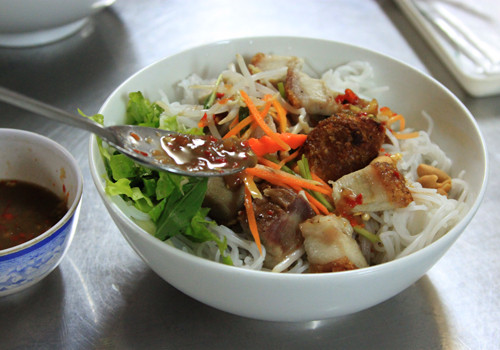 Bún mắm. Thật là thiếu sót nếu không nhắc tới món đặc sản Đà Nẵng này. Nếu có dịp dừng chân tại một quán ăn nhỏ xinh bán những món đặc sản miền Trung, giá cả rất phải chăng nằm trên phố Tô Hiến Thành, Hà Nội, bạn sẽ cảm nhận được cái hồn của món ăn.